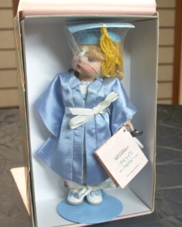 Madame Alexander 38895 – Graduation Day Blonde Doll NIB