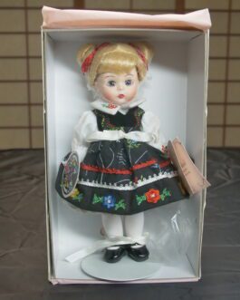Vintage Madame Alexander Doll Club 40730-Poland Doll, Blonde.